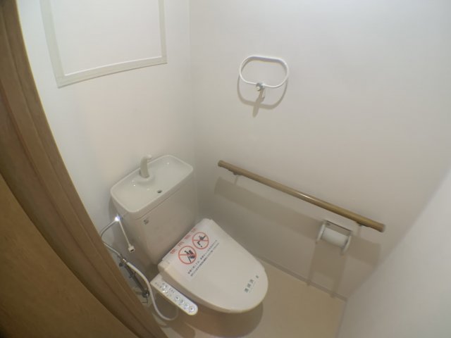 トイレ　温水洗浄便座付きのトイレです♪