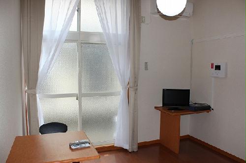 居室・リビング　ＴＶ、エアコン、カーテン、テーブル、椅子完備