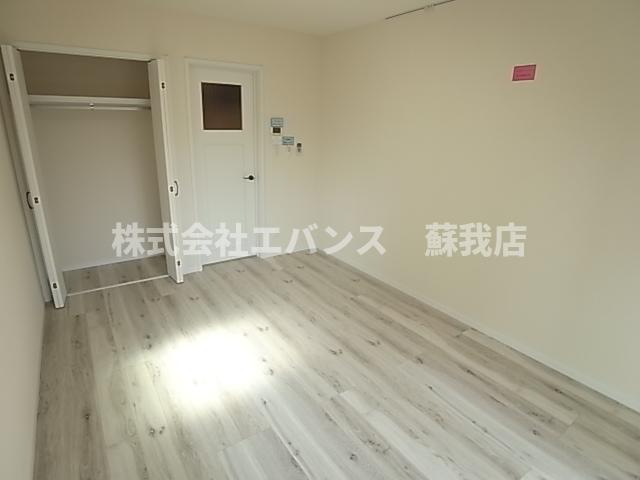 その他部屋・スペース　落ち着いた色調の寝室です