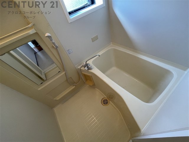 バス・シャワールーム　浴室に窓があり換気も楽々♪