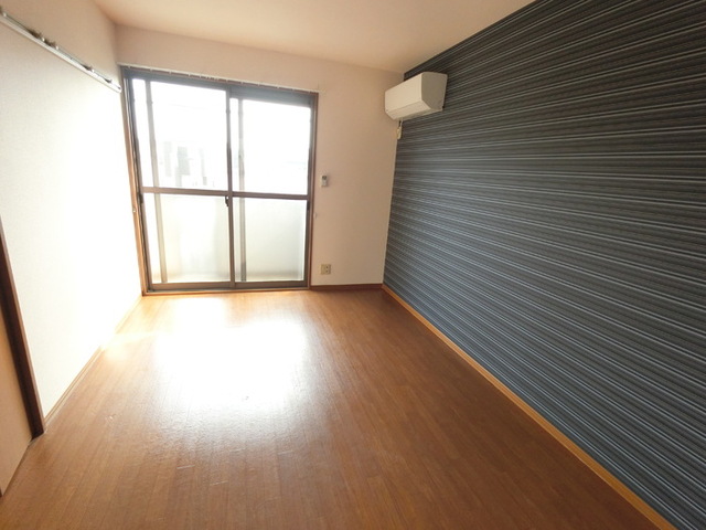 居室・リビング　エアコン付いてます。