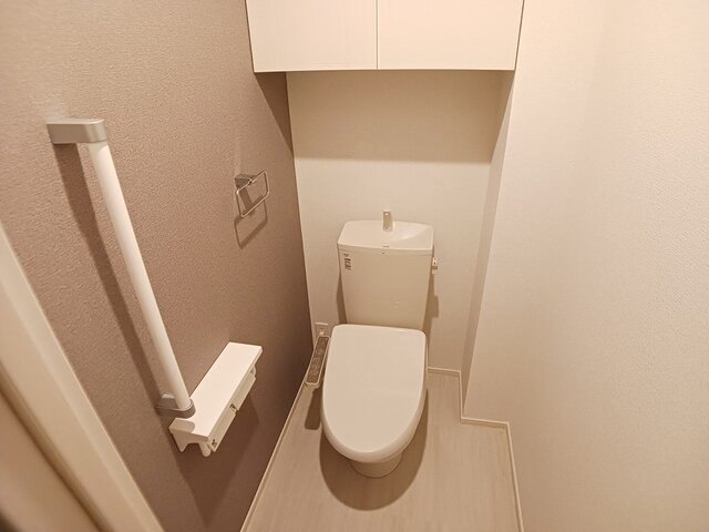 トイレ　落ち着いた色調のトイレです