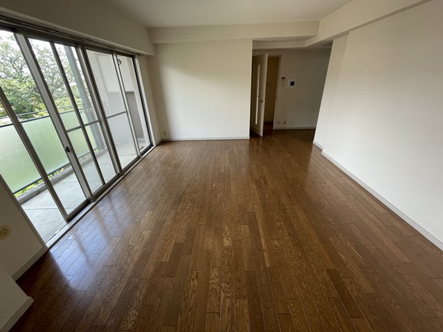 居室・リビング　床色が落ち着いた色合いで綺麗です♪