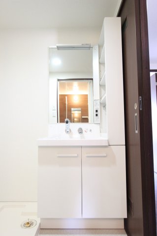 洗面設備　※別部屋のお写真で、現況優先と致します。