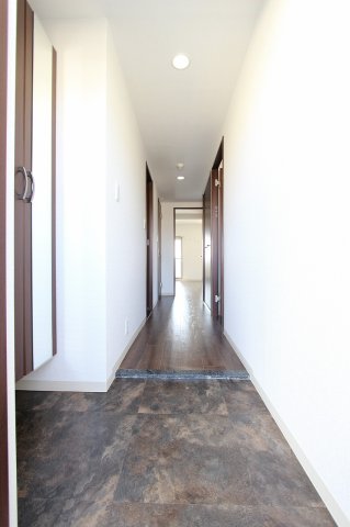 玄関　※別部屋のお写真で、現況優先と致します。