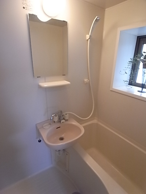 バス・シャワールーム　お風呂・トイレ別のセパレートはいいですね。