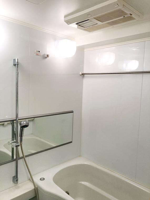 バス・シャワールーム　嬉しい追い焚き・浴室乾燥機付きです♪