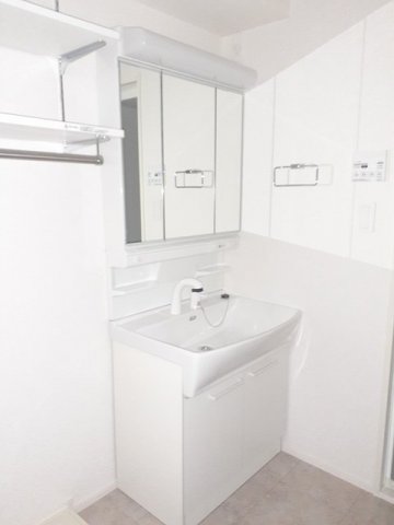 洗面設備　ゆったりとスペースのある洗面所