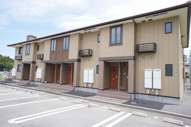 建物外観　全面に建物がなく、日差しがたっぷり入ります！