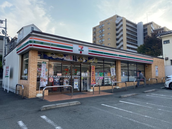 コンビニ　セブンイレブン 多摩諏訪越通り店（コンビニ）まで339m