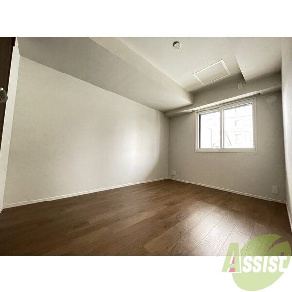 その他部屋・スペース　寝室はこちらです。光が差し込む、温かみのあるお部屋です。