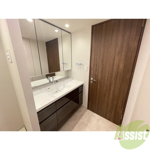 洗面設備　大きくて使いやすそうな独立洗面台になっています。