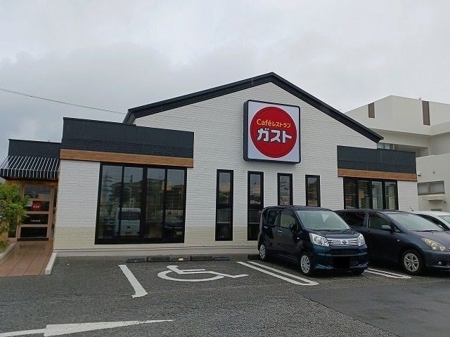 飲食店　ガスト名護店（飲食店）まで450m