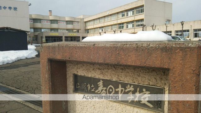 中学校　上越市中学校春日中学校（中学校）まで875m