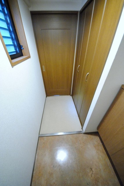 玄関　写真は２０１号室