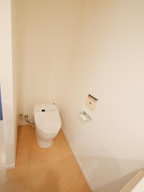 トイレ　■タンクレス温水洗浄便座