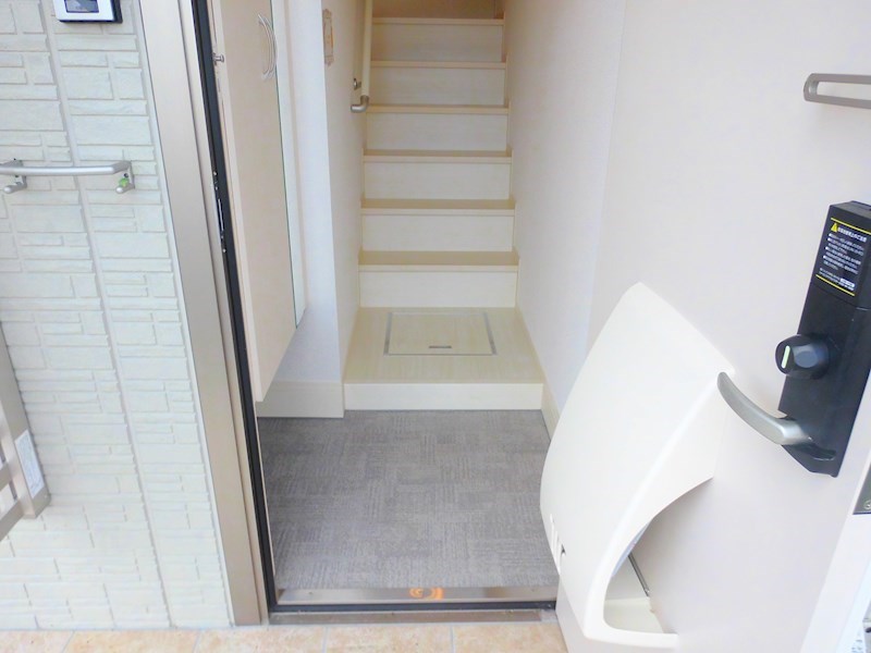 玄関　室内写真はA201号室のものです