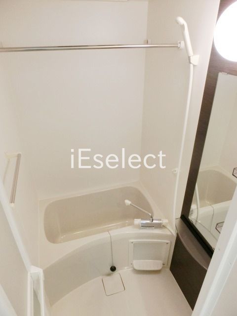 バス・シャワールーム　便利な浴室乾燥機付きのバス。