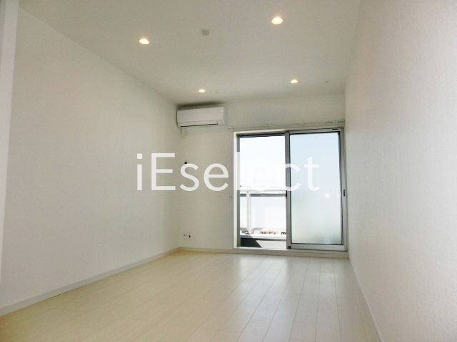 居室・リビング　フローリング張りで明るい洋室です。