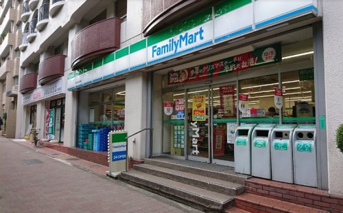 コンビニ　ファミリーマート 新宿中央公園店（コンビニ）まで359m