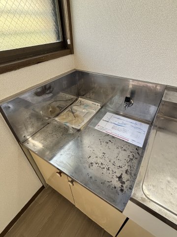 セキュリティ　西向き陽当り良好の和室６帖は雨戸と出窓付き。エアコン設置可♪