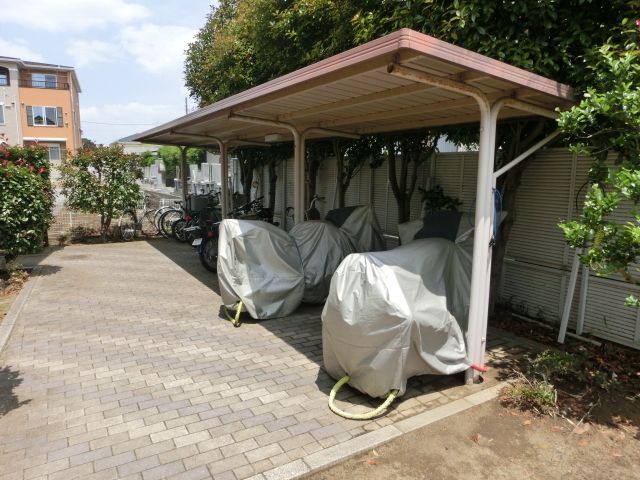 その他共有部分　屋根付きの駐輪場です。
