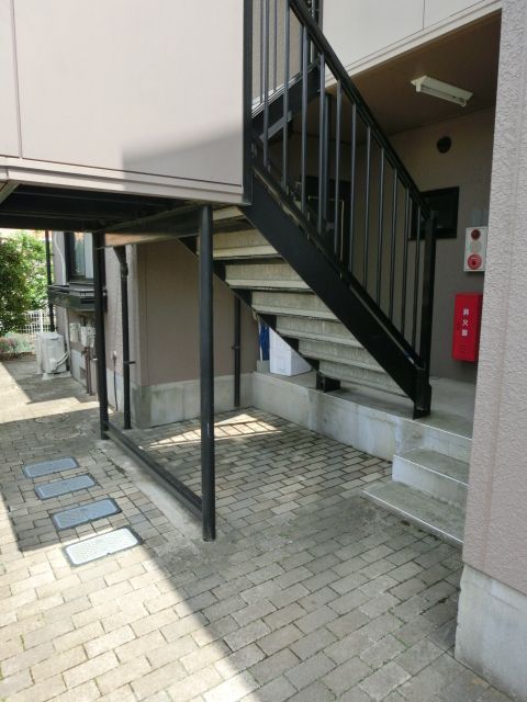 その他　玄関前の共有スペース