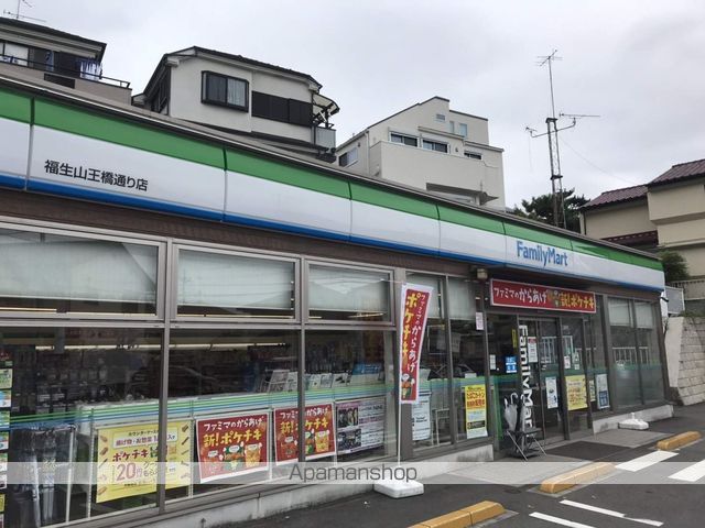 コンビニ　ファミリーマート（コンビニ）まで689m