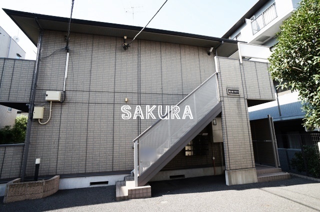 エントランス　重厚感のある建物デザイン♪