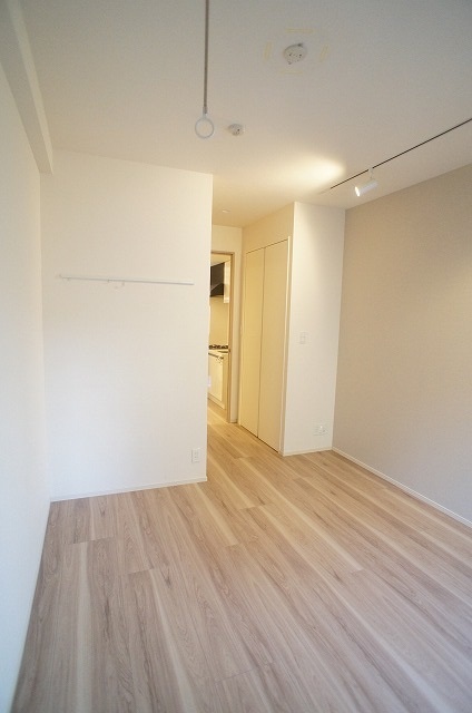 居室・リビング　明るく開放的なお部屋になります。テレワークにもいいですね。