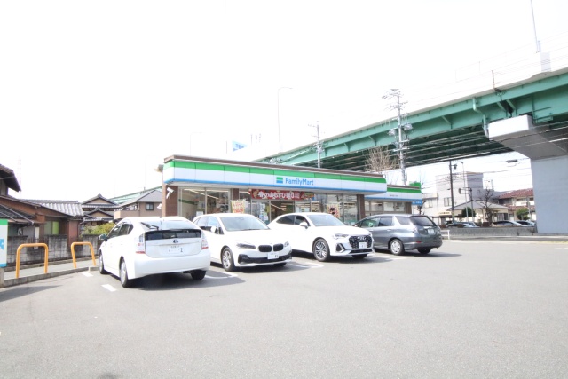 コンビニ　ファミリーマート　岩塚本通五丁目店（コンビニ）まで400m