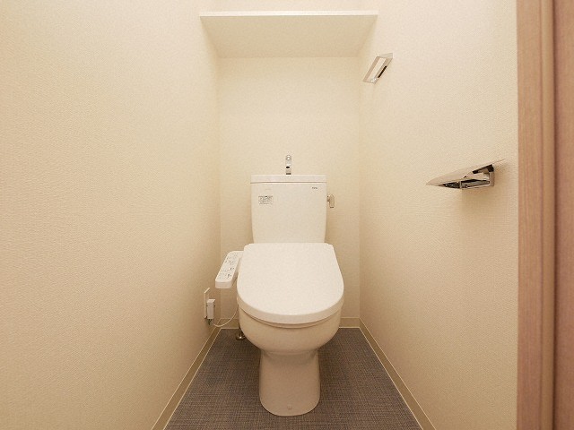 トイレ　落ち着いた色調のトイレです