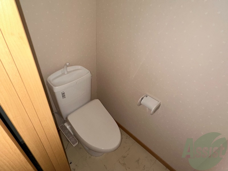 トイレ　温水洗浄便座付きのトイレは、使用しやすくうれしいですね。