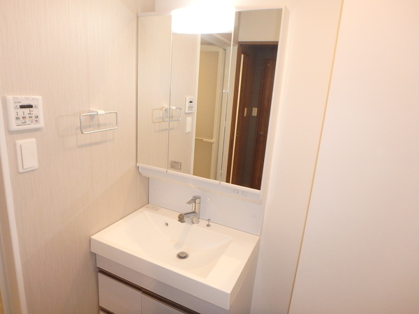 洗面設備　退去前の為別のお部屋です。