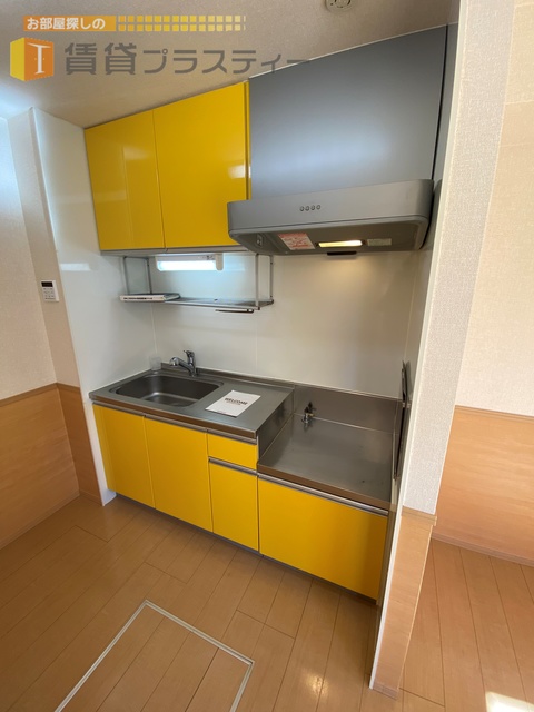 キッチン　元気の出る色ですね