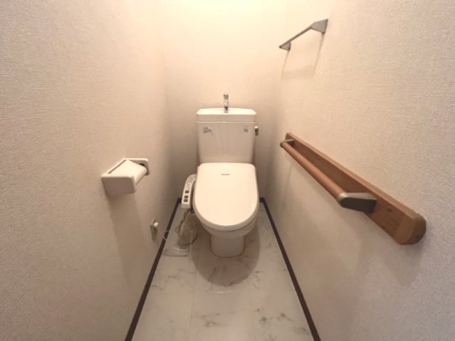 トイレ　落ち着いた色調のトイレです