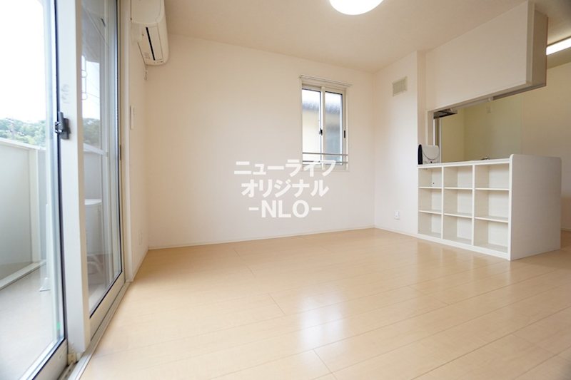 居室・リビング　対面キッチンのあるリビングで、会話が弾みそうです♪
