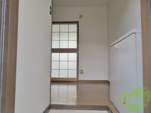 玄関　玄関から撮影しました。お部屋の広さが伝わりますね。