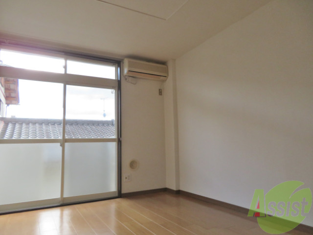 居室・リビング　リビングは６帖の洋室です。広々していてリラックスできそうです