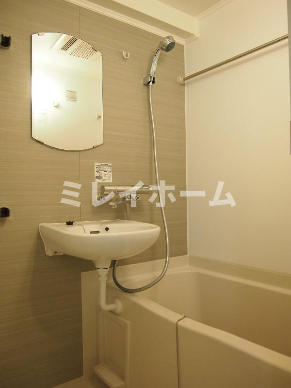 バス・シャワールーム　同建物内、別のお部屋の参考写真になります。
