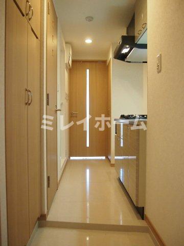 玄関　同建物内、別のお部屋の参考写真になります。