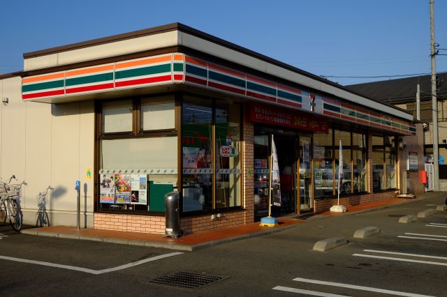 コンビニ　セブンイレブン（コンビニ）まで430m