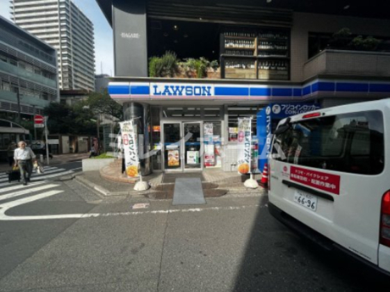 コンビニ　ローソン 大森駅北口店（コンビニ）まで110m