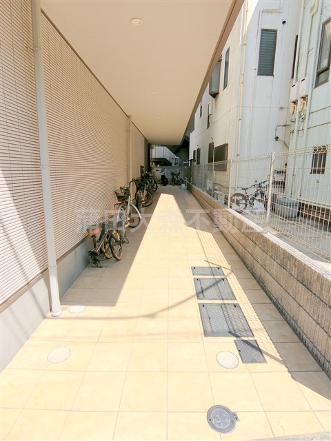 その他共有部分　駐輪場　エントランスへのアプローチ！