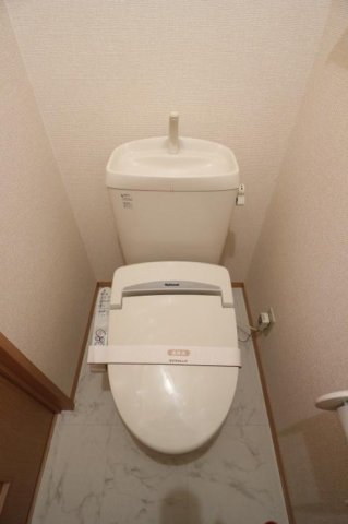 トイレ　落ち着いた色調のトイレです
