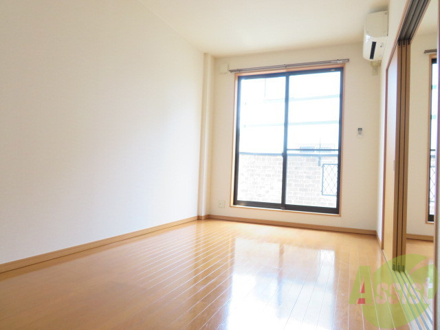 居室・リビング　リビングは南向きで明るい１１．２帖のお部屋です