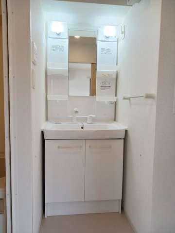 洗面設備　明るい洗面所です
