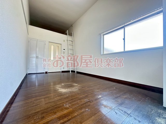 居室・リビング　角部屋で明るい居間です