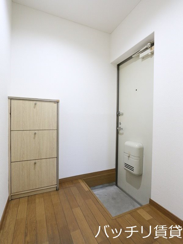 玄関　画像は同型タイプの為、現状を優先致します。