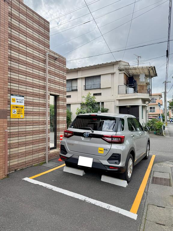 エントランス　敷地内Pにタイムズカーシェアあり。敷地内駐車場もあり。